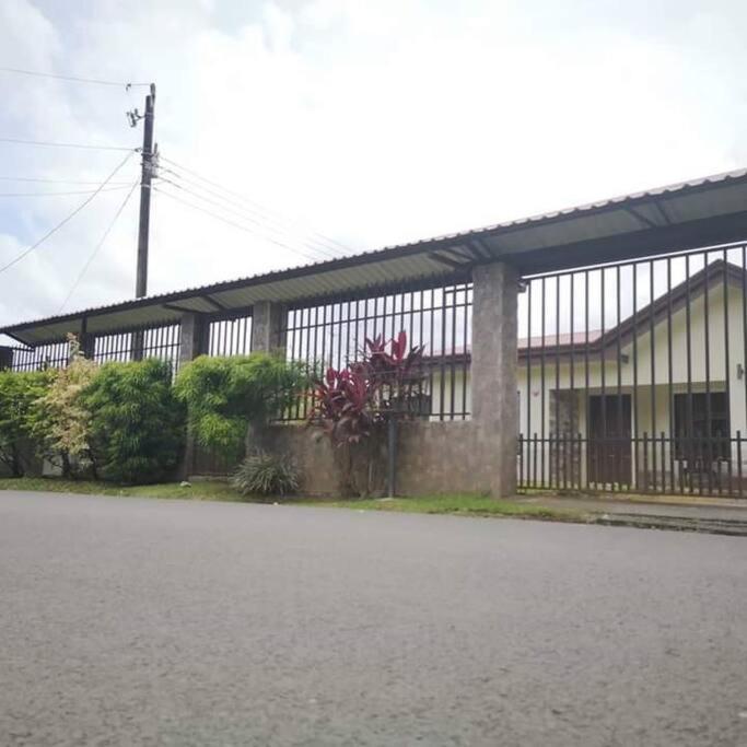 Elegant Villa In La Fortuna With Spacious Backyard Plus Very Private Pool & Parking المظهر الخارجي الصورة