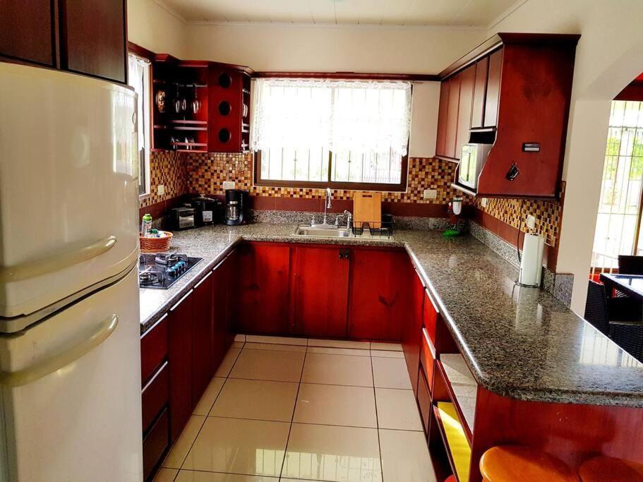 Elegant Villa In La Fortuna With Spacious Backyard Plus Very Private Pool & Parking المظهر الخارجي الصورة