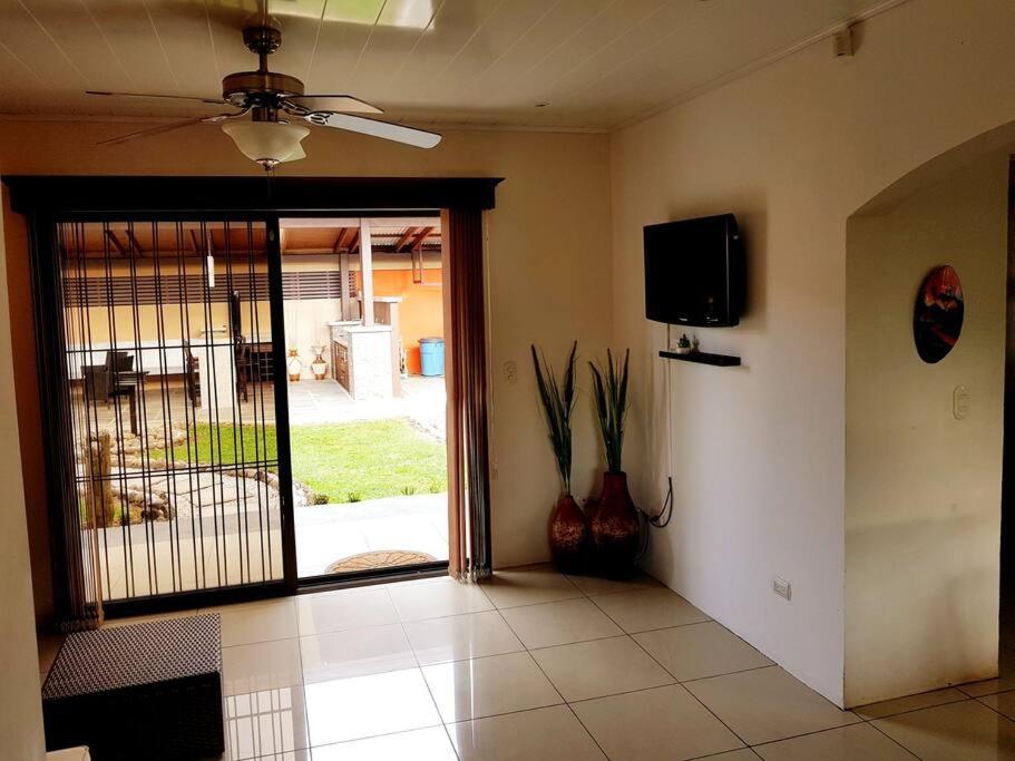 Elegant Villa In La Fortuna With Spacious Backyard Plus Very Private Pool & Parking المظهر الخارجي الصورة